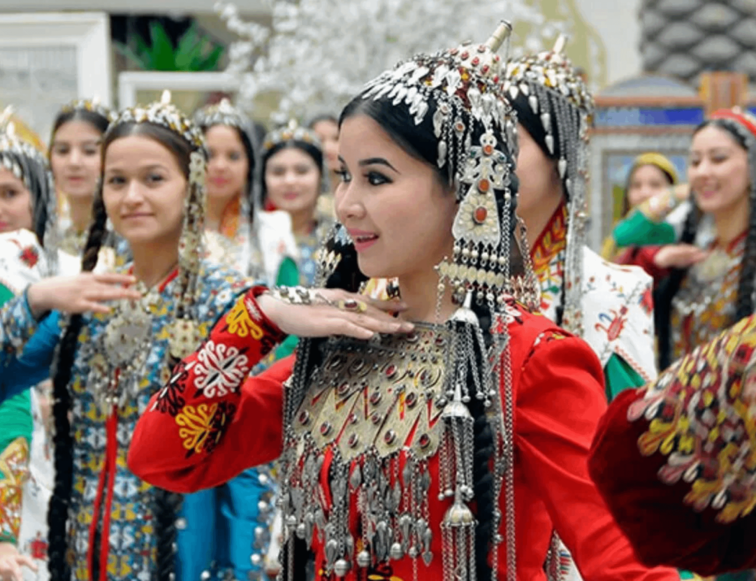Народ азии 2. Туркмены Йомуды. Туркменистан Туркмен туркменка. Туркмении одежда Туркмении Национальная. Туркменистан национальный колорит.